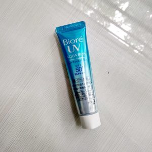 Sunscreen Biore UV Aqua Rich Watery Essence dengan SPF 50